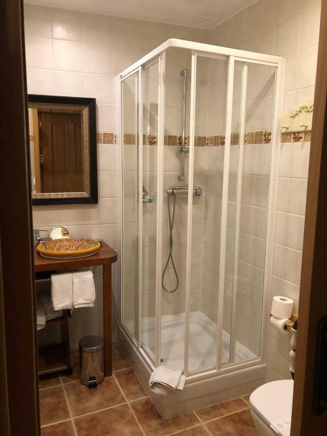 Micro-Hostal La Puerta Del Perdon Villafranca Del Bierzo Eksteriør billede